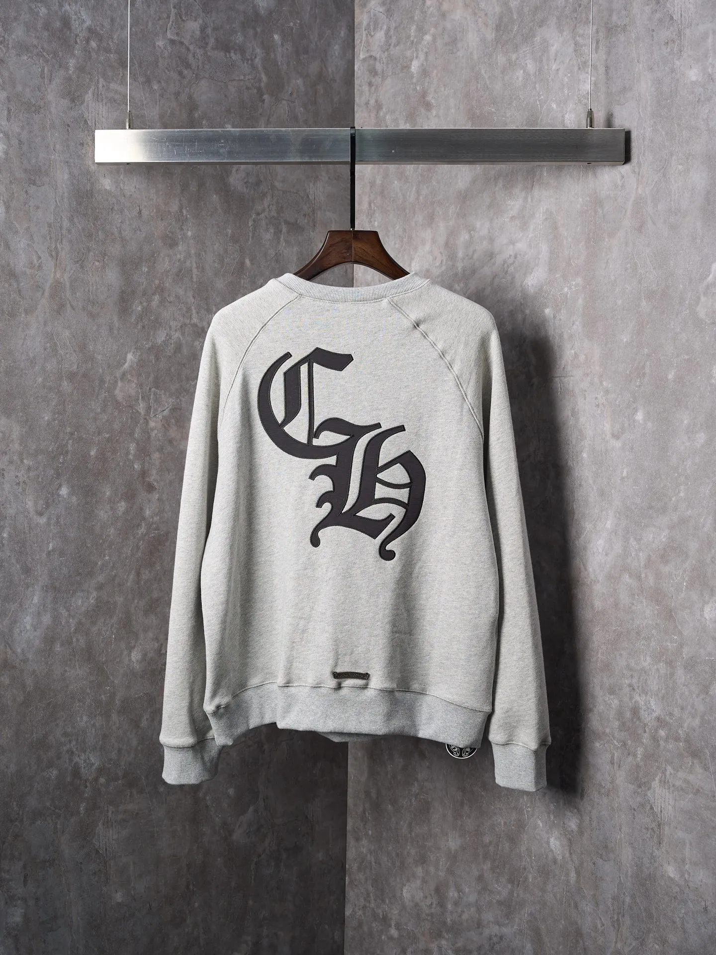 P400 price reduction [actual auction] Chrome Hearts/Ch cross logo patch embroidered round neck sweatshirt [ready in stock] S M L XL custom-made heavy fortress interwoven air cotton, full of texture, thick and solid, based on high-end ash tones, with a beauty that coexists with vicissitudes of life and elegance. With the Chrome Hearts cross patch embroidery decoration on the chest, it becomes the ultimate interpretation of dark gothic style. CH Gothic font is the finishing touch on the back panel. Let the totem become your spiritual thorn point. The logo iron plate sways slightly with the swing of the body, adding a sense of movement and vitality. It is unobtrusive but has an indescribable aura, interpreting the perfect blend of retro and luxury. Process 1: Using imported machine appliqué embroidery technology. Using advanced computer control systems and precision mechanical components, the Chrome Hearts logo appliqué embroidery operation is realized, showing an embroidery effect with both clarity and three-dimensionality. Process 2: The fabrics have been washed. Better feel and texture, not easy to deform, not easy to shrink, not easy to fade, maintain long-term beauty, accessories: customized 1:1 CH iron plate, customized 1:1 CH trademark, version: loose version, size: S M L XL, style number: CC917-B20